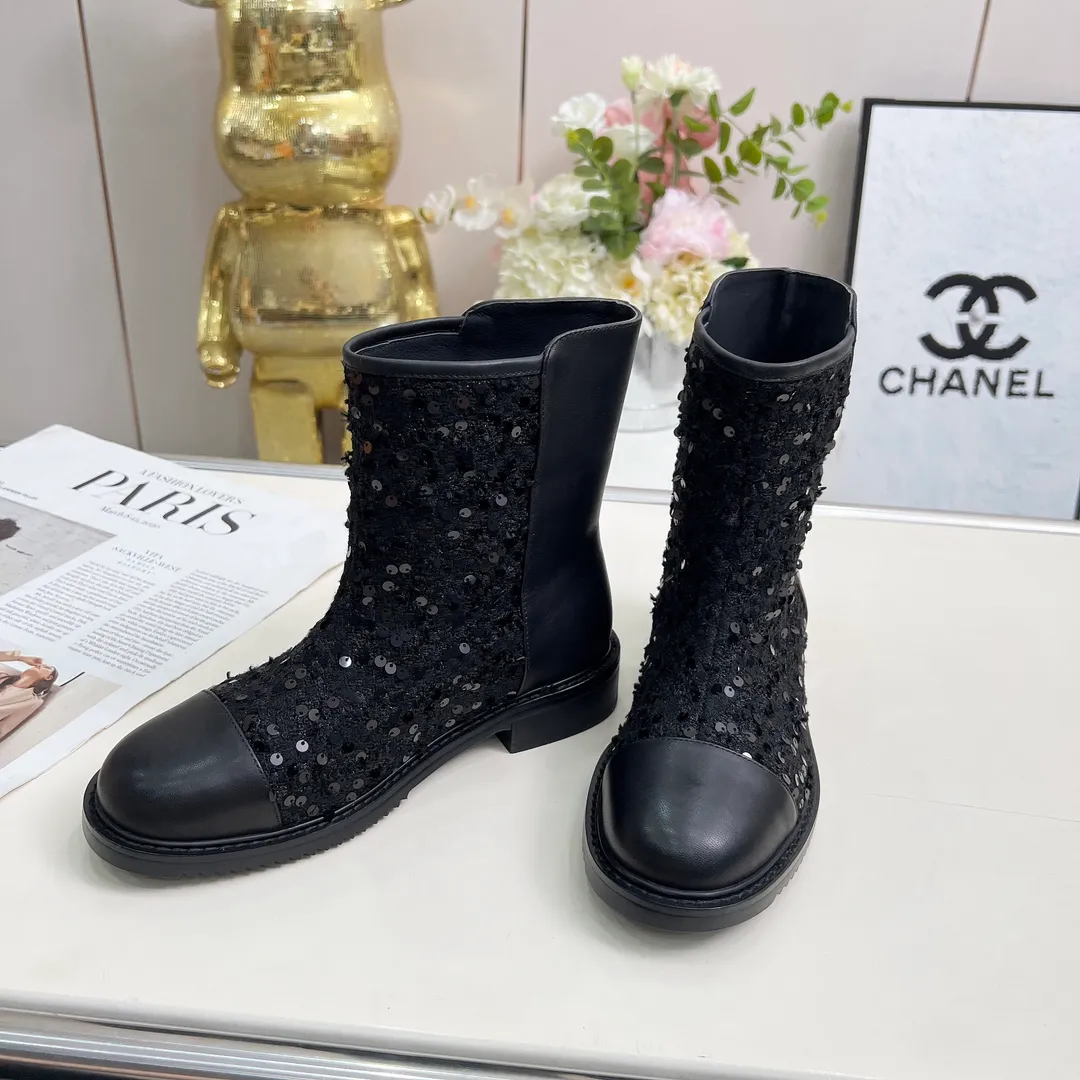 👟👟Ex-factory price 720👟👟 High version of Chanel CHANEL, 🌞🌞🌞Xiaoxiang’s latest 2025 autumn and winter short boots, a must-have item for this autumn and winter season! ! Ms. Chanel loves simple yet irresistible combinations to show her unique style. Mix and match freely to shine⚡Follow Grandma’s fashion steps! ! ! The top-notch craftsmanship and texture are perfectly presented. No matter any details, you can compare them with the counters. The best quality products can be entered and exited from the counters at will! ❶Fabric: imported sheepskin with customized fabrics ❷Lining: sheepskin lining ❸Foot pads: sheepskin ❹Outsole: original molded sole ❺Heel height: 3.5cm ❻Boot shaft height: total height 7 inches ❼Number: 35-40 (40 and 41 are customized and cannot be returned)